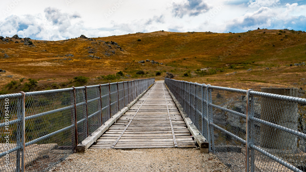 Obraz premium poolburn viaduct central otago new zealand brown yellow bridge train trail 