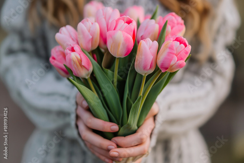 Kartka z życzeniami na międzynarodowy dzień kobiet. Kobieta i tulipany. © Paweł Ziółkowski