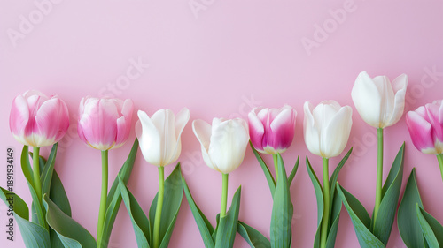 Kartka z życzeniami na międzynarodowy dzień kobiet. Kobieta i tulipany. © Paweł Ziółkowski