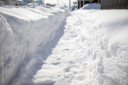 Photos 雪の壁に囲まれた細い通路