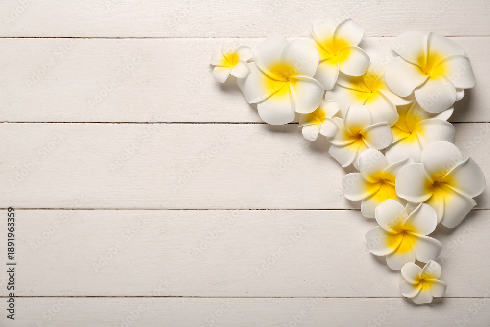 Obraz premium Beautiful plumeria flowers on white wooden background