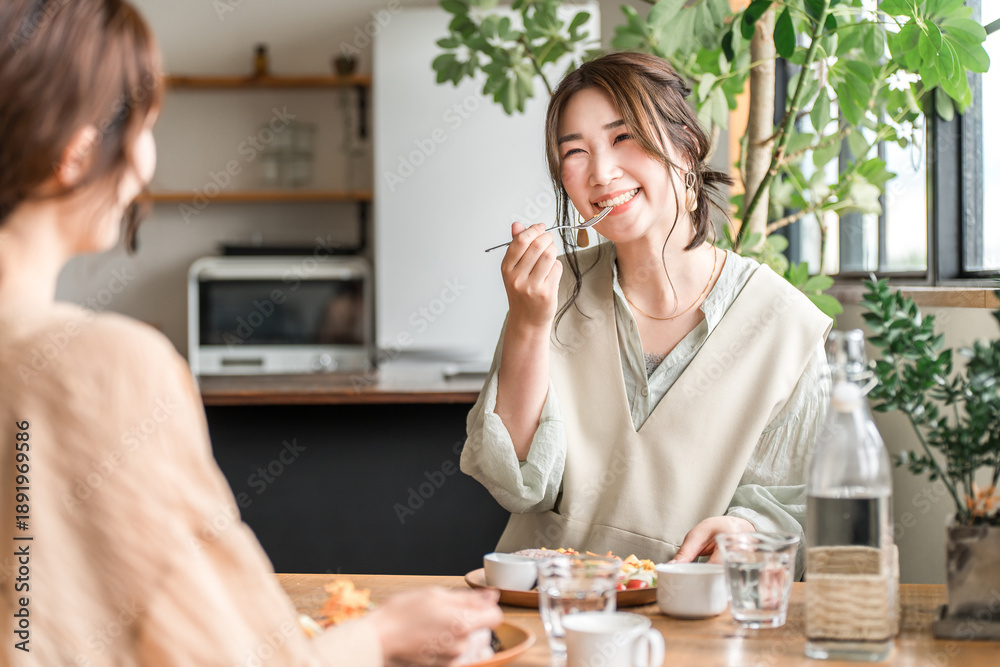 Φωτογραφία A woman eating a delicious lunch with her female friends and mom friends (girls'