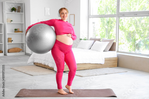 Sporty pregnant woman with ...