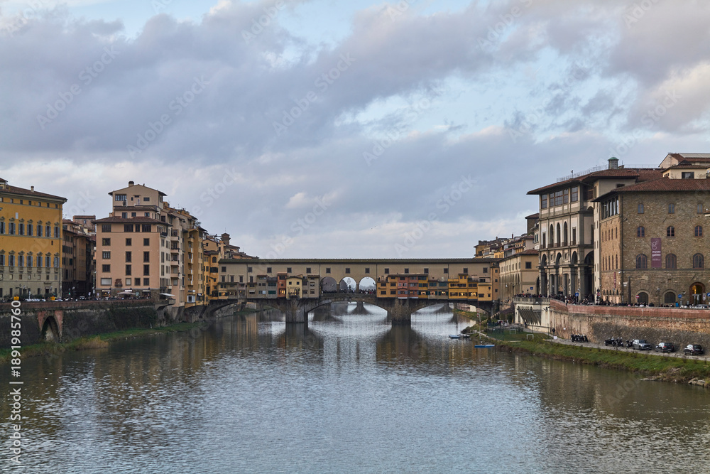 Fototapeta premium Ponte Vecchio and Arno River Cityscape in Florence, Italy