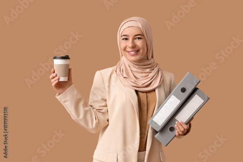 Beautiful young Muslim busi...