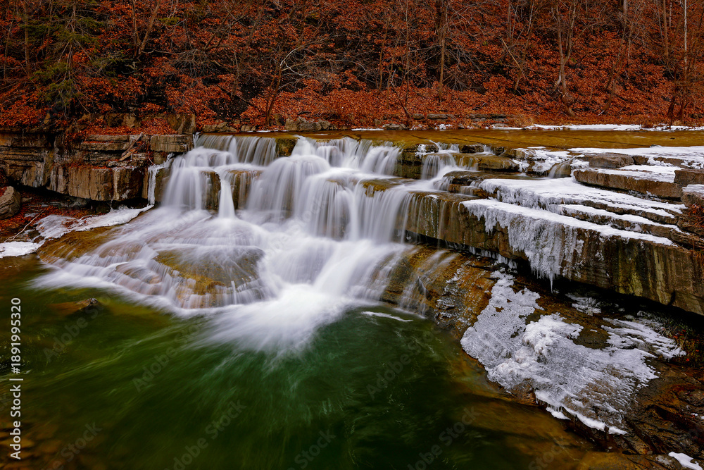 Obraz premium waterfall in autumn forest