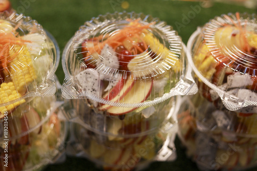 Fotografia Fresh and healthy fruit salad in clear plastic container, convenient to go snack