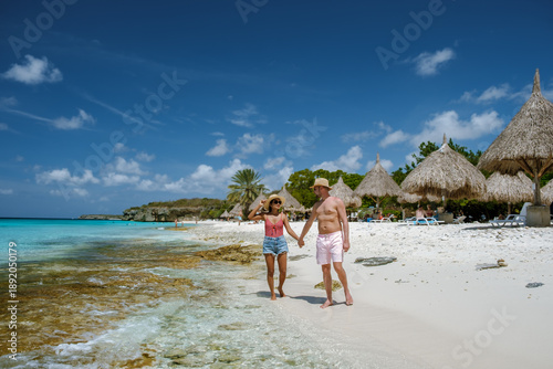 Fotografía Romantic stroll on a pristine Caribbean beach with thatched huts and clear blue