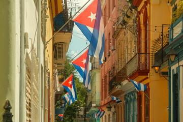 Keuken achterwand Smal steegje Cubaanse vlaggen in Havana steeg  © Kandl Studio