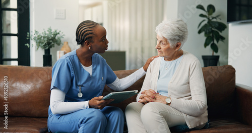 Εκτύπωση καμβά Tablet, nurse and old woman in home for support, homecare and healthcare with news in retirement