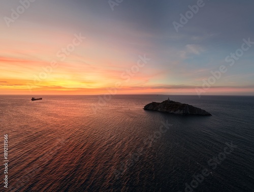 Atardecer aéreo sobre El Morrito en Santa Marta, Caribe colombiano. Fotografía realizada con dron.