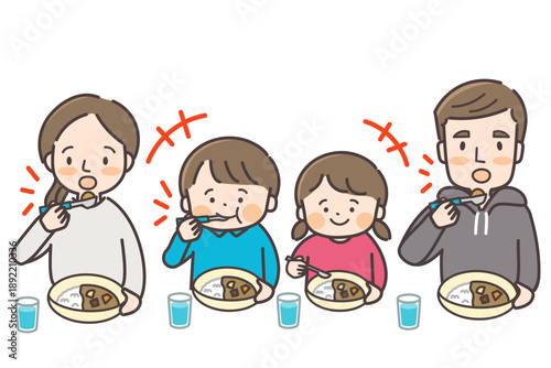 カレーライスを食べる楽しそうな四人家族