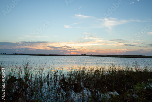 Foto sunset sky over an estuarine and blackish water bayside of the barrier island al