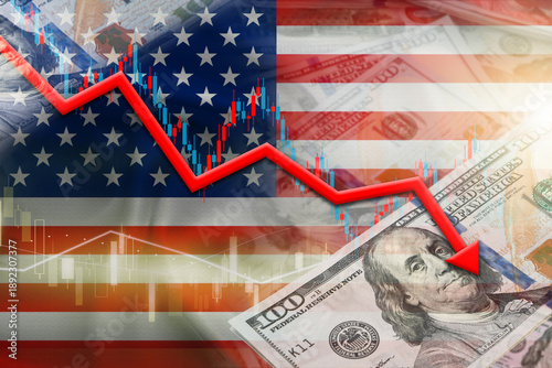 Photos Concept of a falling US dollar