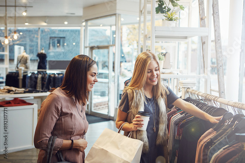 Foto Girl, shopping and clothes rack at boutique with friends, coffee or smile for fashion sale at store