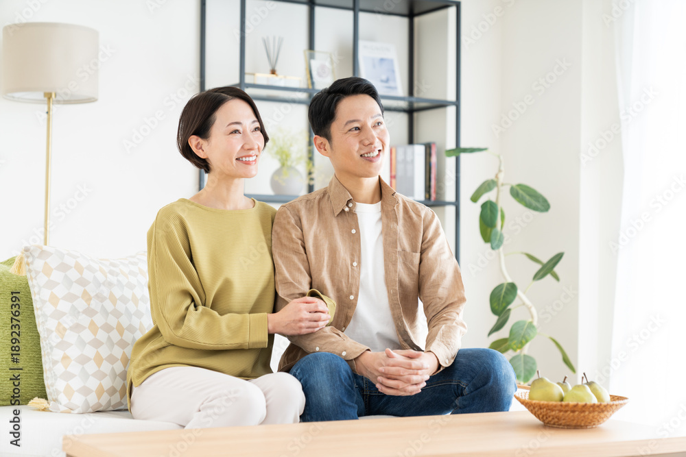 Obraz premium リビングでくつろぐミドルの夫婦