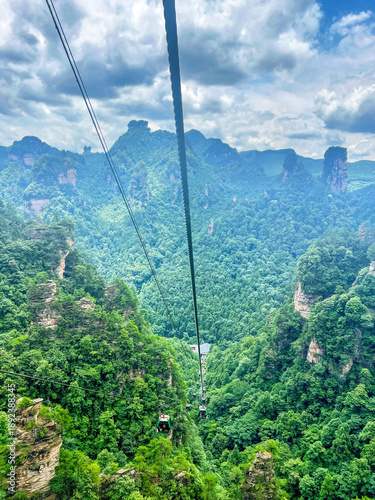 Foto Cable Car Crossing Magnificent Mountain Valley and Peak Forest in Zhangjiajie