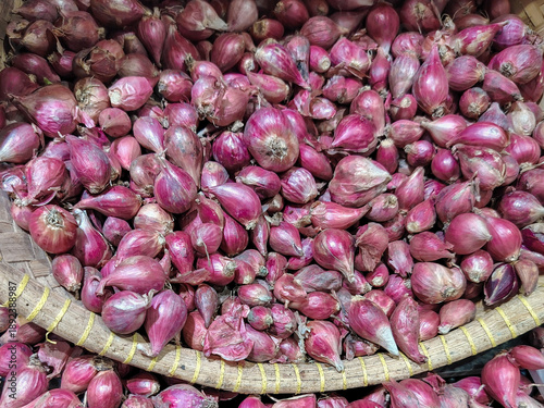 Obraz na plátne Shallot (Allium cepa) or Red onions at traditional market