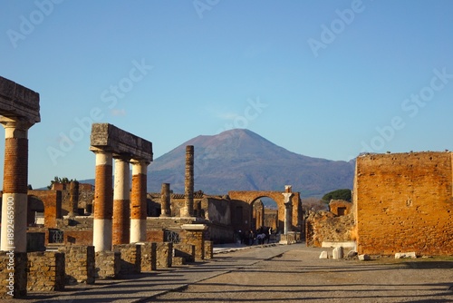 Принти на полотні View of volcano Vesuvius from the Old Town of Pompeii
