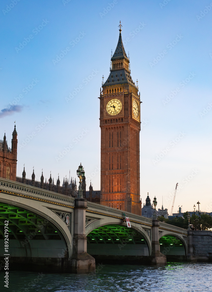 Obraz premium Big Ben Tower and Westminster Bridge at dusk in London downtown