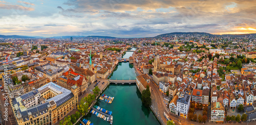 Tableau sur toile Zurich, Switzerland Old Town Skyline Over the Limmat River