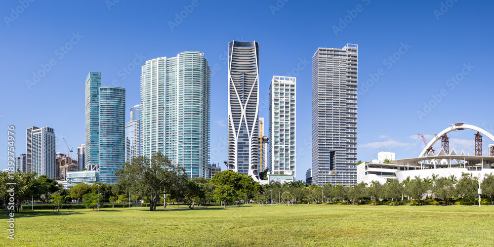 Obraz premium Miami skyline with skyscrapers real estate panorama at Maurice A. Ferré Park Florida vacation in Miami, United States
