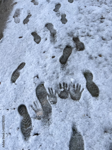 Huellas de manos y pisadas en la nieve recién caída, fresca, sin congelar, juegos en la nieve, mensaje, rastro