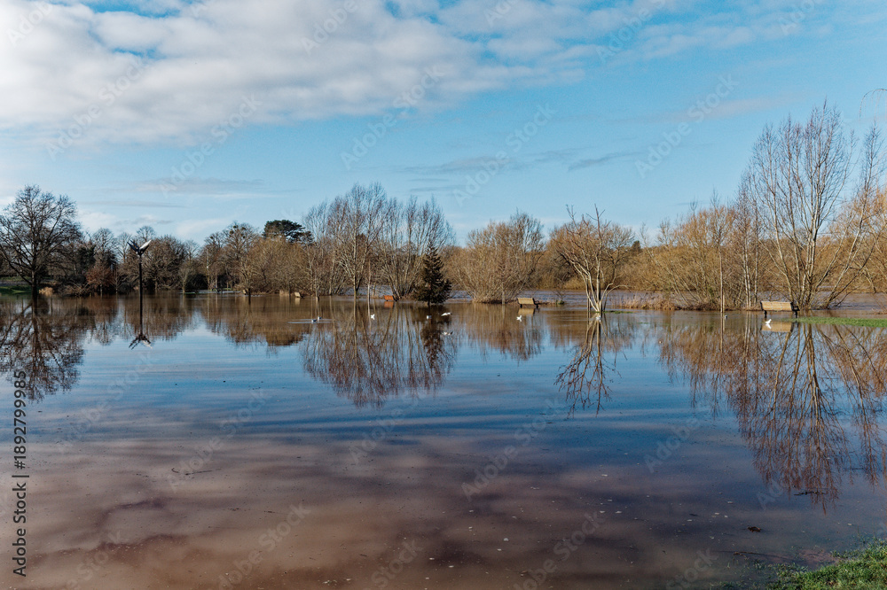 Obraz premium Banks overflowing at the river Wye, Ross on Wye