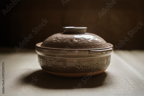 魚柄の灰色の土鍋