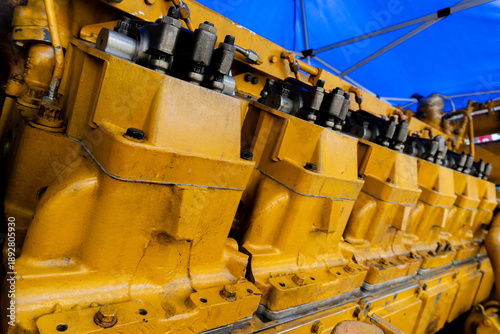 Foto Close-up of Large Yellow Industrial Diesel Engine Cylinder Heads and Rocker Arm