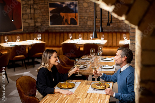 Couple enjoys dinner at res...
