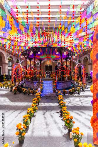 Altares, Ofrendas y adornos durante la celebración del Día de Muertos en México.