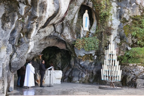Cuadro en lienzo La Grotte de Lourdes de Notre dame du Rosaire de Lourdes