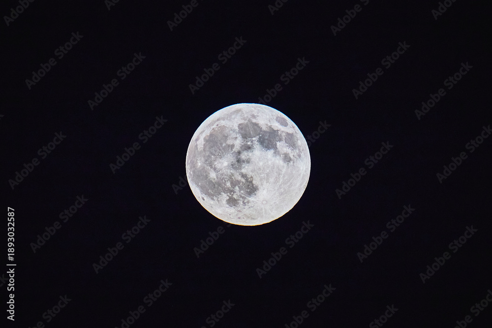 Obraz premium Full Moon at Night with Detailed Surface Texture Against Black Sky