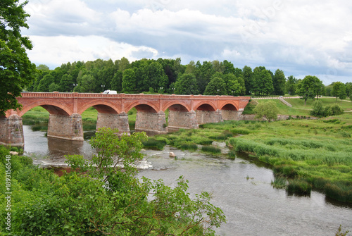 Φωτογραφία Vintage redbrick bridge over the Venta River in Kuldiga, Latvia