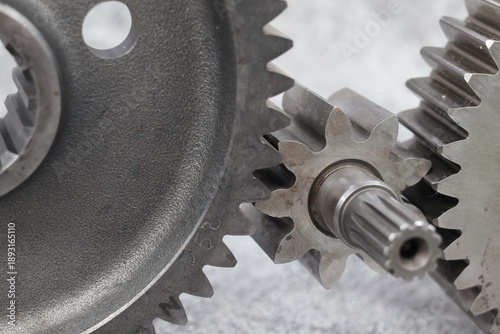 Billede på lærred Macro shot of metal spur gears engaging, heavy duty steel gear transmission system and mechanical pinion assembly for industrial machinery engine