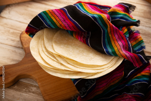 Foto Wheat Tortillas, called Tortillas de Harina, is a flat bread made with wheat flour and lard or butter, without yeast, and widely consumed daily in Mexico, especially in the north of the country