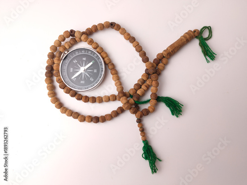 Tableau sur toile Compass paired with a set of prayer beads tasbih