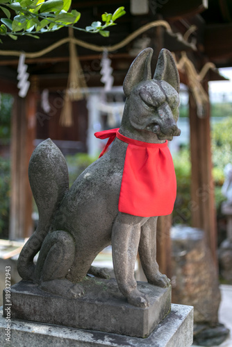 キツネの石像・稲荷神社