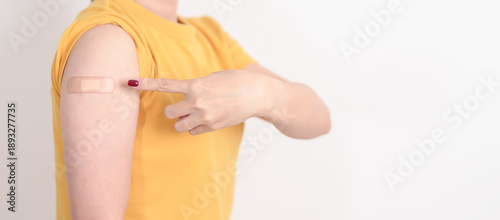 Foto Adult Woman with bandage after received vaccine