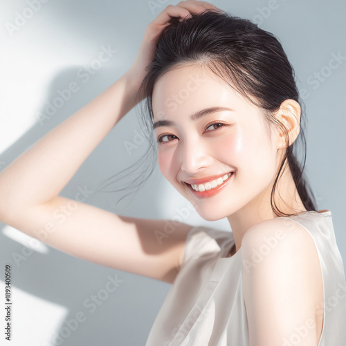 白い歯と美しい肌の笑顔の女性。美容、スキンケア、オーラルケア用素材。