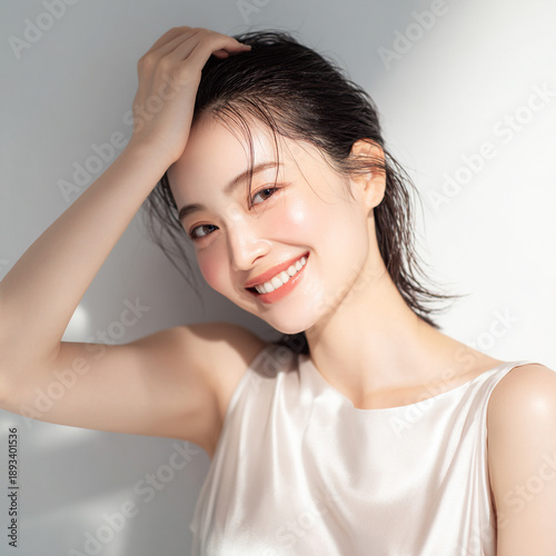 Wallpaper Mural 白い歯と美しい肌の笑顔の女性。美容、スキンケア、オーラルケア用素材。 Torontodigital.ca