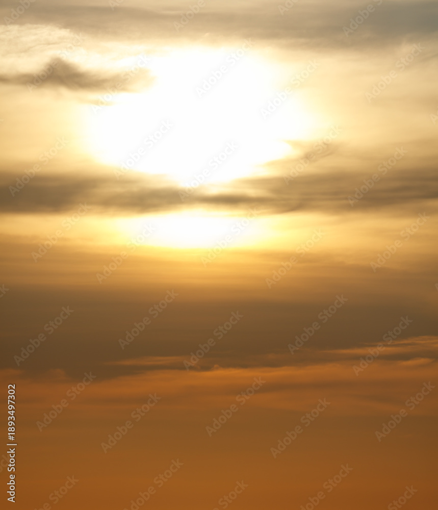 Obraz premium The sun is shining through the clouds