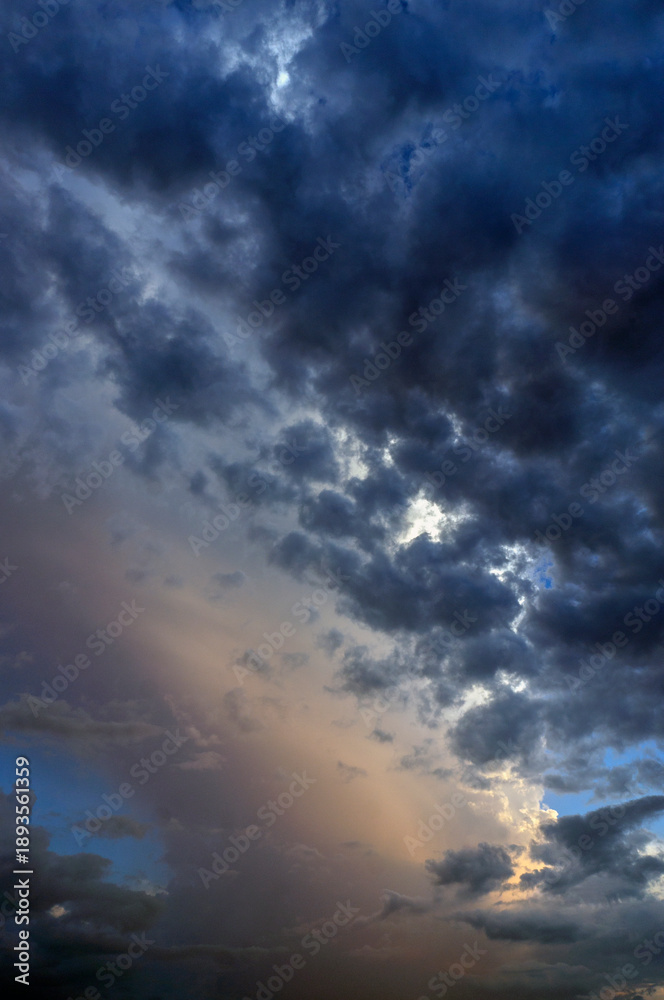 Obraz premium Colorful sunset at the sea, clouds