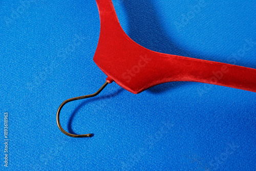 Foto red hanger on blue background