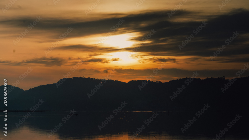 Obraz premium A stunning sunset and soft pink clouds in pastel tones. A textured evening sky image template.
