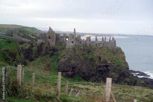 Φωτογραφία Medieval Dunluce Castle Ruins on Dramatic Northern Ireland Cliff