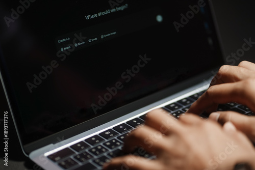 Foto The hands of a man using a laptop or smartphone to operate artificial intelligence (AI), inputting commands and interacting with AI, AI assistants, chatbots, chat GPT