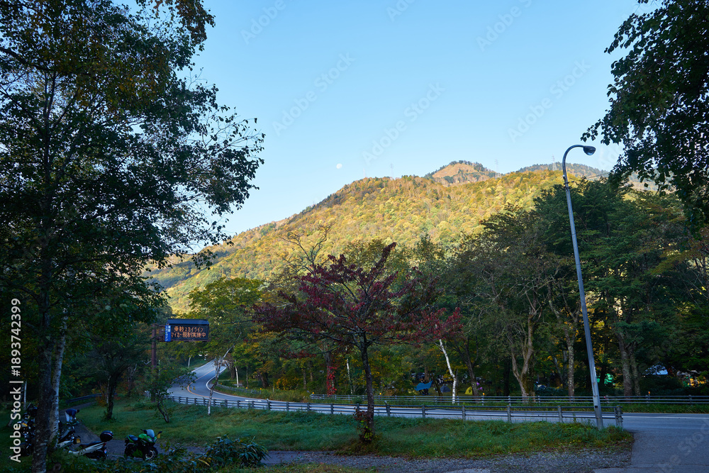 Obraz premium 岐阜県高山市 国道158からの奥飛騨の山