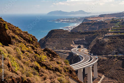 Tableau sur toile Puente Silva road bridge, in Gran Canaria, Spain, crossing through hills by nort